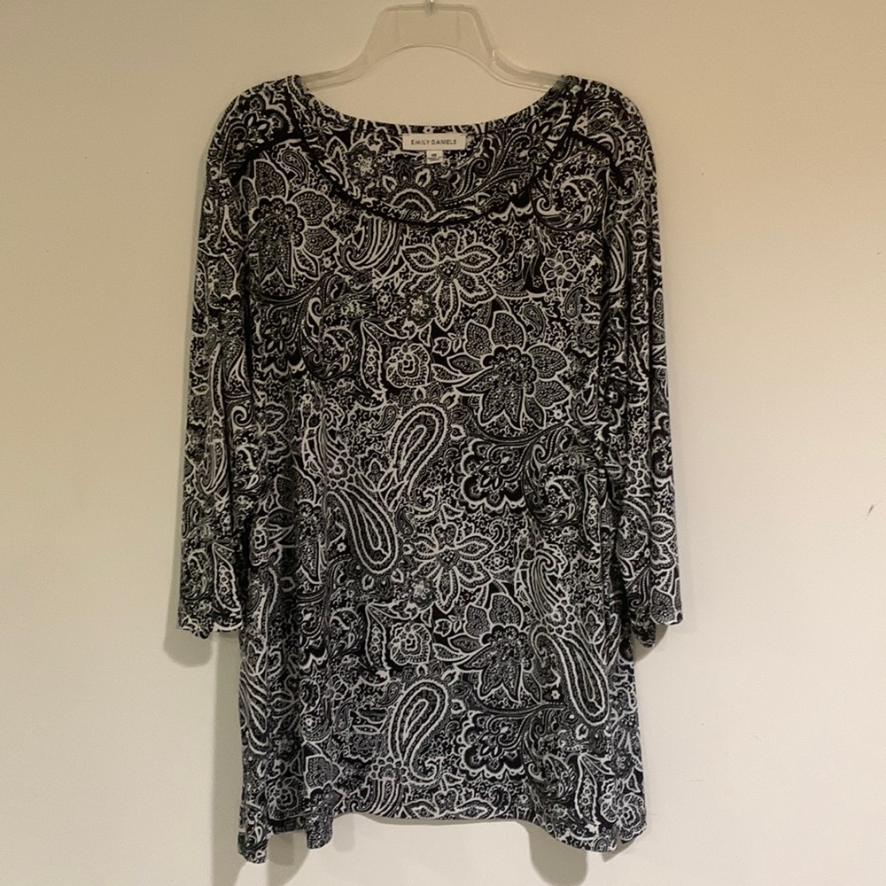 Emily Daniels Black & White Floral 3/4 length sleeve top, Women’s size 3X